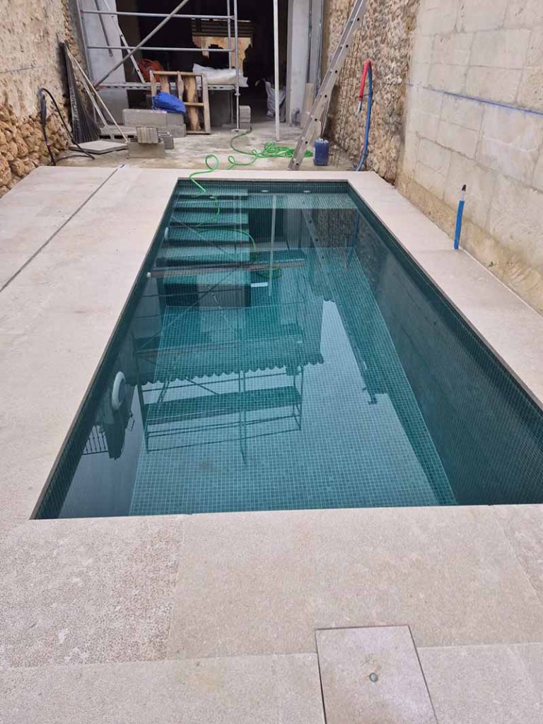 constructor de piscinas y reformas de piscinas de obra